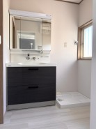 洗面化粧台は3面鏡タイプ。3面鏡の内側は収納スペースになっているので、歯ブラシなどを収納して洗面台周りがスッキリ見えます。