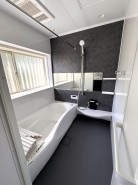 暖房乾燥機能付きの換気扇です。シャワーフックはスライドバータイプ。マイクロバブルバスジェット機能機能付もついていて、スイッチを入れるとマイクロバブルが発生します。毛穴の汚れを取るだけでなく、スキンケア、保温力もアップします。ジェットバスは強弱切り替えが出来ます。詳細は仕様書を請求ください。