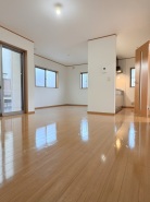 17.1帖のLDKは広々としたスペースが確保されており、ダイニングとリビングを分けて利用が可能です。