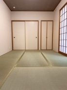 1階LDKに隣接した和室6.1帖です。
出入り口が2箇所あるため、来客用スペースとしても利用可能です。