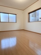 2階洋室6.1帖です。二面採光で明るいお部屋です。