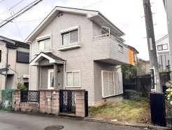 落ち着いた色調の外壁が街並みに馴染み、隣地との間隔がゆとりをもたらす、開放感のある住まいです