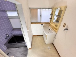 大型洗濯機も設置できる実用的な水回りです