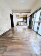 ダイニングと隣接の洋室です。リフォームが必要です。