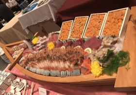 全体総会後の全体パーティでは北海道ならではのお食事を堪能しました。