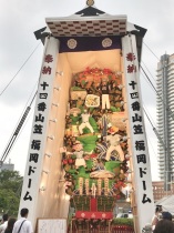 会場となったヒルトン福岡シーホークのすぐ隣には福岡ヤフオク!ドームが。
福岡ドームの前には博多伝統祭りの一つ「祇園山笠」の飾り山笠が飾られていました。短い時間でしたが、博多を満喫してきました。
