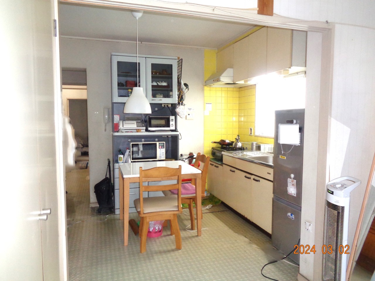 キッチン部分です。黄色いタイルがキッチンを明るく見せてます。